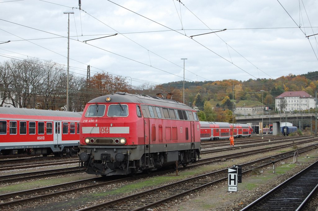 Am 26.10. des Jahres 2009 rangiert 218 496-8, welche einen Bahnrumer sowie Alufensterrahmen besitzt, im Ulmer Hauptbahnhof.