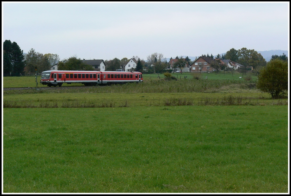 Am 26.10.2007 besuchte ich zum ersten Mal die eingleisige KBS 654, die Weinheim mit Frth(Odenwald) verbindet. Bei Lrzenbach-Fahrenbach begegnete mir der erste 628, der um die Mittagszeit auf dem Weg nach Weinheim ist. 