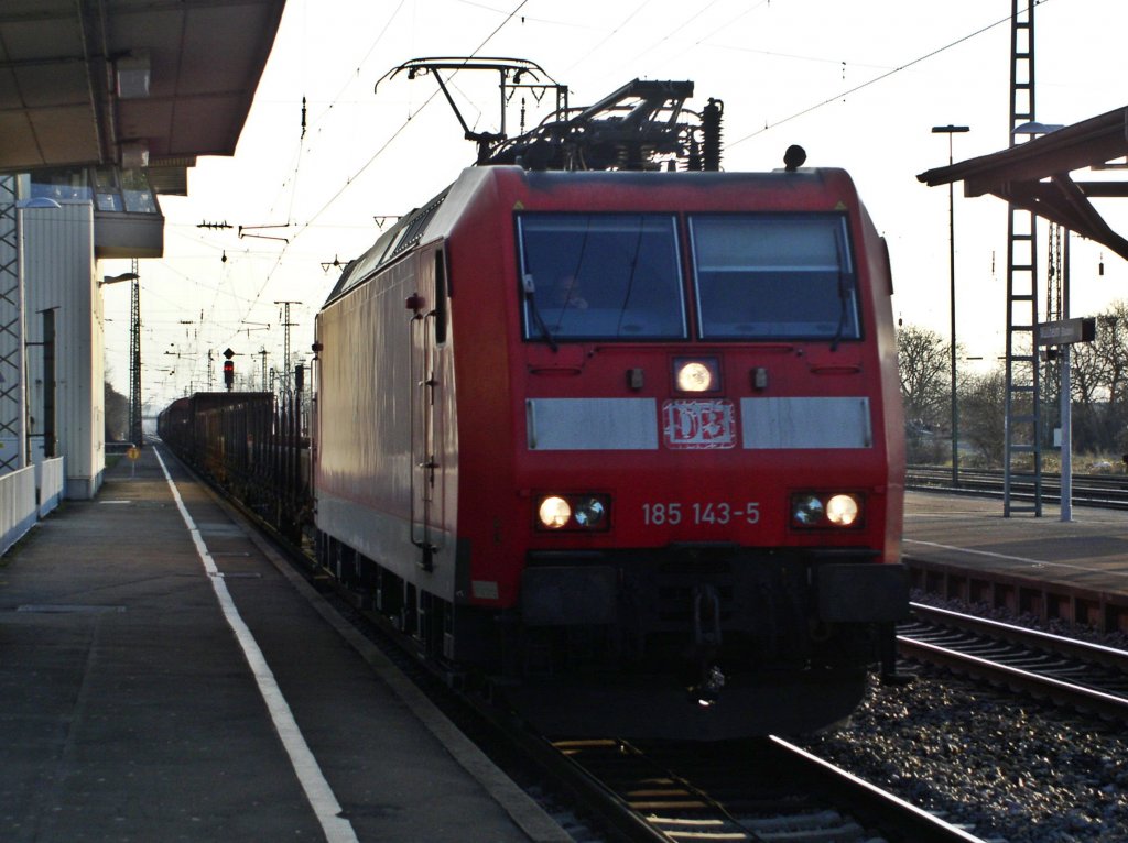 Am 26.10.2011 kam 185 143-5 mit einem Mischer gen Norden durch Mllheim (Baden).