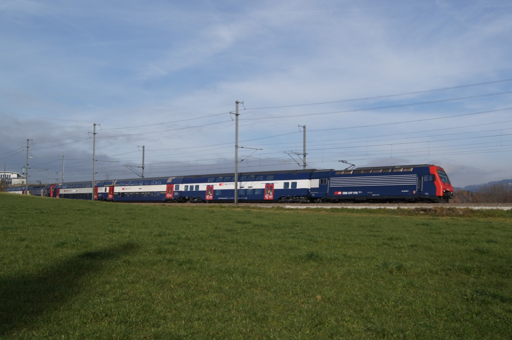 Am 26.11.11 verlsst die Re 450 092-2 mit einer S 5 Bubikon. An erster Stelle eingereiht war ein NDW, von welchen doch schon einige zu sehen sind.