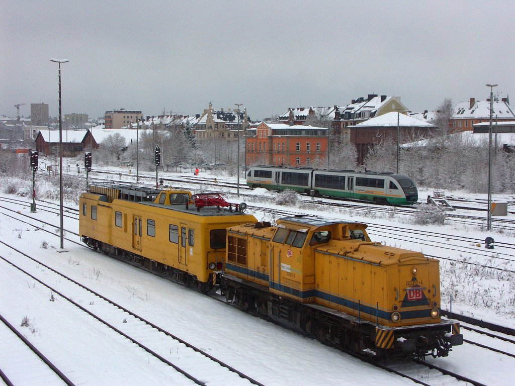 Am 26.11.2010 gab es am frhen Nachmittag, als ich nur mal 10 Minuten zum Bahnhof schaute in Hof Hbf, wieder mal etwas von der elektrischen Traktion zu sehen. DB Bahnbau 203 312 schleppte diesen modernen Oberleitungsuntersuchungwagen durch Hof. Aufmerksam wurde ich nur durch ein Signal in der Ferne das mir signalisierte  wo grad nichts steht muss eben was durchkommen... . Vielleicht hatte der OLTw ja ein fahrtechnisches Problem und konnte nicht aus eigener Kraft, keine Ahnung. Jedenfalls zeigt diese nicht alltgliche Gespann gleichzeitig den aktuellen Winter in Hof Hbf...