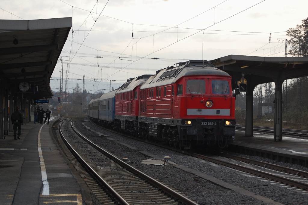 Am 26.11.2011 rollte der Castorzug durch Kreiensen. Ohne Zwischenflle durcheilen 232 569 + 232 258 sowie 232 254 + 232 255 am Schluss den Bahnhof. 