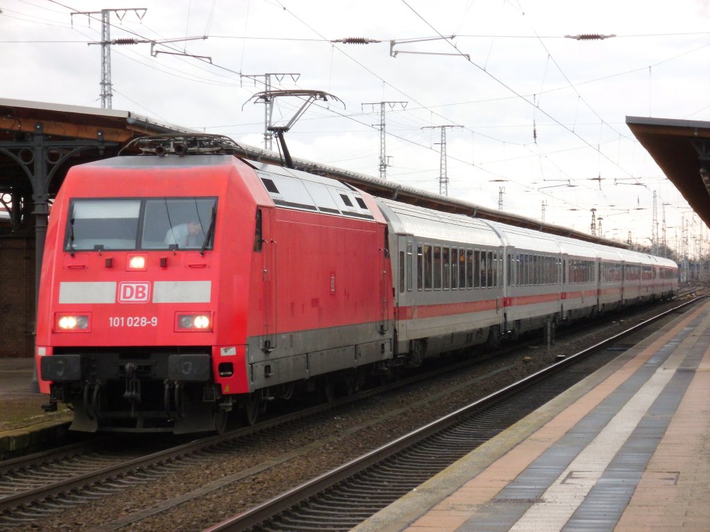 Am 26.12.2012 kam ‎101 028 (ex Werbelok) mit IC 143 aus Amsterdam Centraal nach Stendal um dann nach Berlin Ostbahnhof weiter zu fahren.