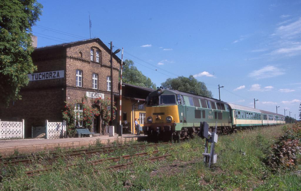 Am 2.6.2000 war SU 45-78 im Personenzug Dienst auf der Strecke Wolsztyn - Zbaszynek
anzutreffen. Hier hlt der Zug gerade im Bahnhof Tuchorza.