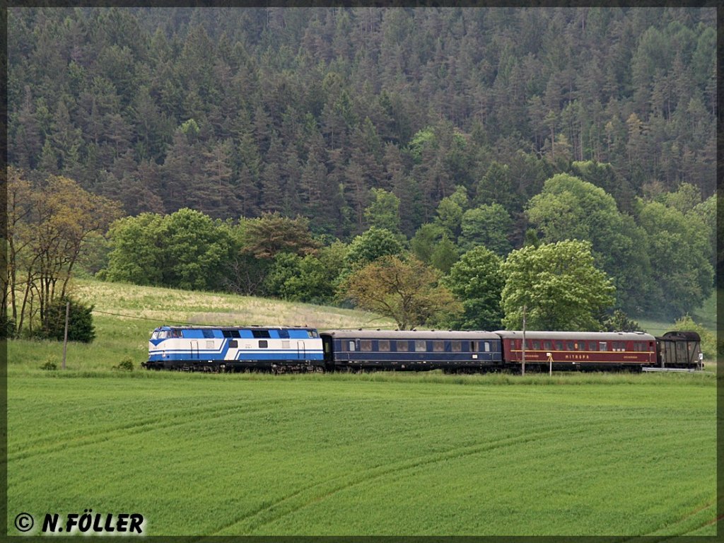 Am 2.6.2013 war die  Rennsteigbahn mit einem Gourmetzug unterwegs. Auf der Rckfahrt nach Ilmenau ist der Zug zwischen Seltendorf und Grmpen unterwegs