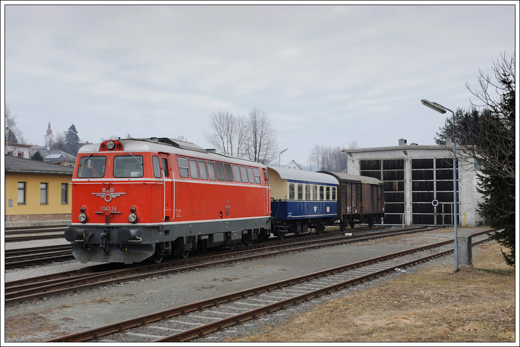 Am 26.2.2011 wurden fr eine private Fotogruppe zwischen Friedberg und Oberwart vier Fotosonderzge mit 2043.24 in Verkehr gesetzt. Der Veranstalter nutzte den Umstand, dass 2043.24 der Dieselnostalgie zur Zeit im Heizhaus Friedberg hinterstellt ist. Die ersten Aufnahme zeigt den Foto GmP SGAG 95660 kurz vor der ersten Abfahrt in Friedberg.