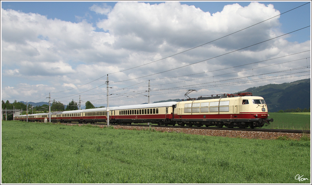 Am 26.5.2012 gab es eine groe sterreichrundfahrt mit dem TEE Rheingold.Von Villach ausgehend fhrte die Route ber Unzmarkt, St.Michael, Selzthal, Bischofshofen nach Klagenfurt. Bespannt war der Zug mit der formschnen DB 103 235, hier als SD 14734 in Zeltweg.