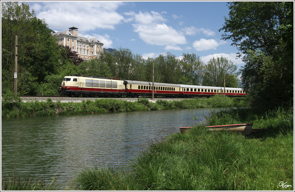 Am 26.5.2012 gab es eine groe sterreichrundfahrt mit dem TEE Rheingold.Von Villach ausgehend fhrte die Route ber Unzmarkt, St.Michael, Selzthal, Bischofshofen nach Klagenfurt. Bespannt war der Zug mit der formschnen DB 103 235, hier als SD 14734 nahe Trautenfels.
