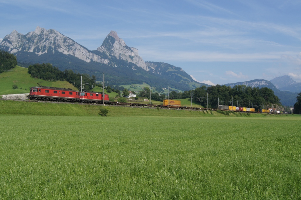 Am 26.7.11 zieht die Re 6/6 11664 gemeinsam mit der Re 4/4 II 11296 einen Gterzug von Schwyz Richtung Steinen.