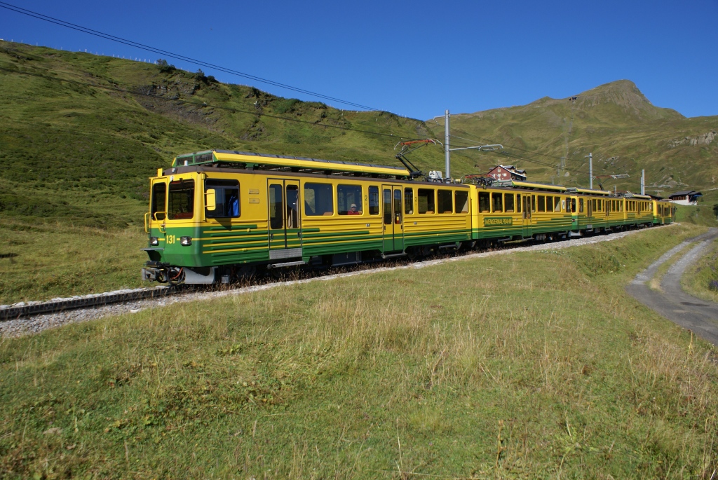 Am 26.8.10 fhrt ein Zug der WAB, bestehend aus den BDhe 4/8 131 und 133 sowie dem Bt 252, von der Kleinen Scheidegg talwrts Richtung Grindelwald.