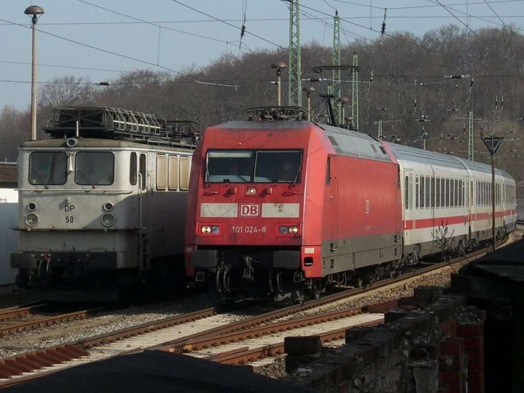Am 26.Mrz 2010 begegneten sich bei der Einfahrt in den Bahnhof Bergen/Rgen 101 024 mit dem IC Binz-Stuttgart und die abgestellte WAB-Lok 50.