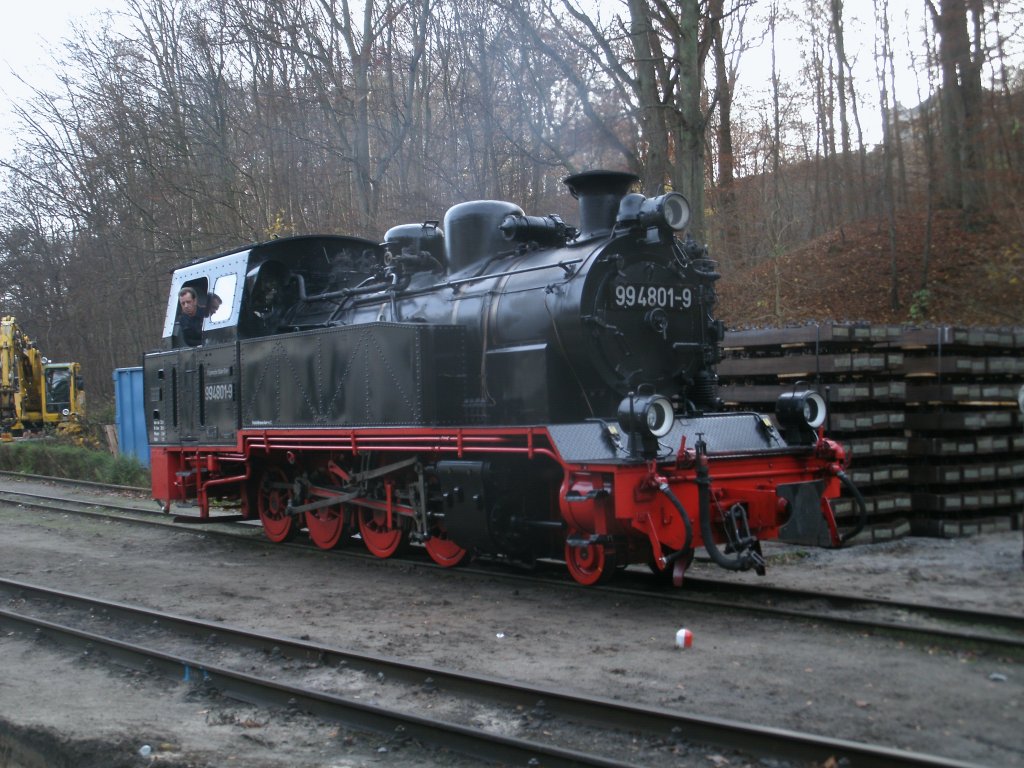 Am 26.November 2011 wartete 99 4801 auf dem Ladegleis in G�hren bis 199 008 ihren Zug an den Bahnsteig geschoben hat.