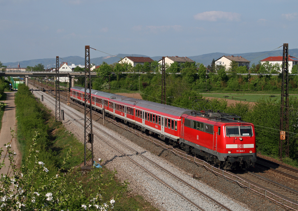 Am 27. April 2010 beschleunigt die Ludwigshafener 111 069 die um wenige Minuten versptete RB 18691 von Mannheim nach Karlsruhe aus dem Bahnhof von Oftersheim in Richtung Hockenheim.