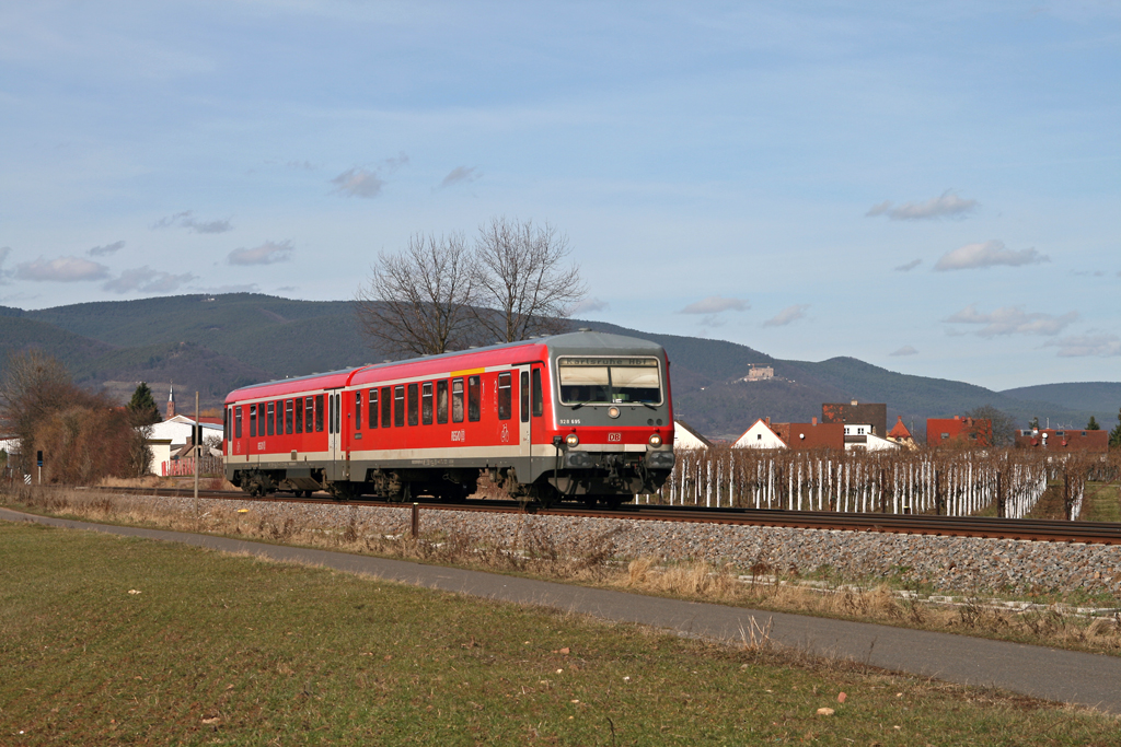 Am 27. Februar 2009 ist der Ludwigshafener 628 695 bei Edesheim unterwegs als RB 18523 von Neustadt (Weinstra�e) nach Karlsruhe – der n�chste Halt des Zuges ist Kn�rringen-Essingen.