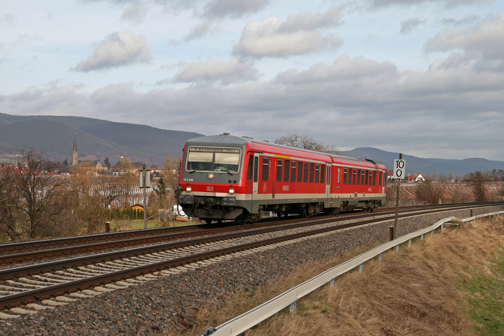 Am 27. Februar 2010 erreicht der Ludwigshafener 628 695 als RB 18517 von Neustadt (Weinstrae) nach Karlsruhe in wenigen Minuten den Haltepunkt von Edesheim (Pfalz).