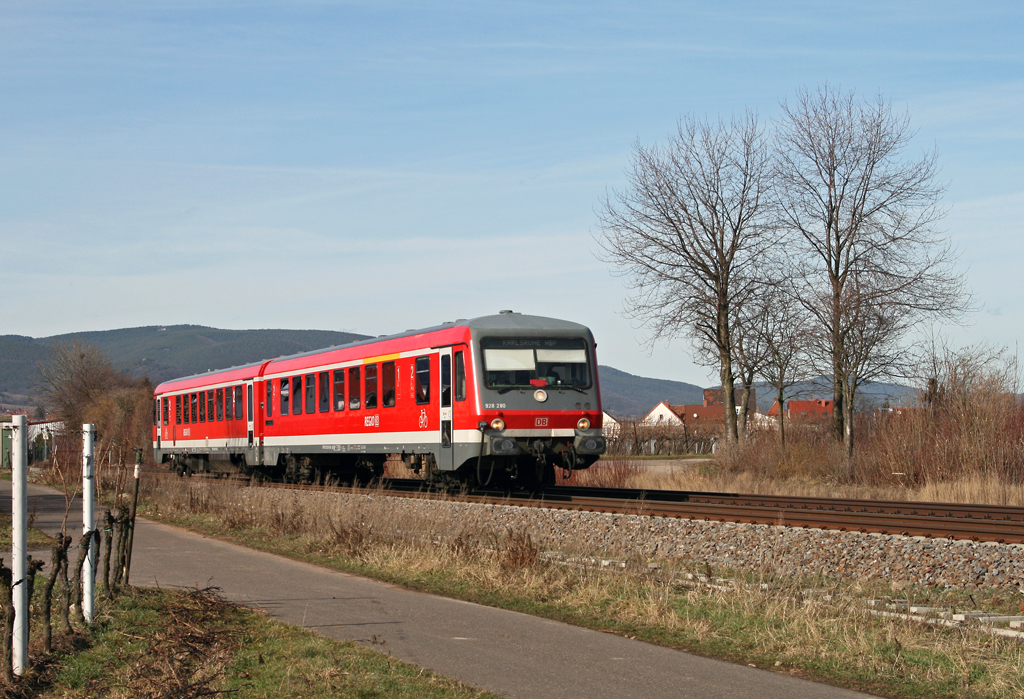Am 27. Februar beschleunigt der Ludwigshafener 628 280 als RB 18525 von Neustadt (Weinstra�e) nach Karlsruhe aus dem Haltepunkt von Edesheim in Richtung Landau.