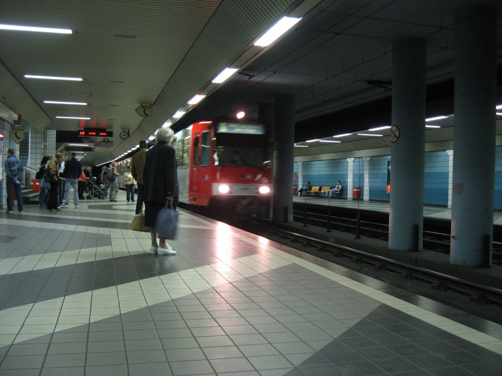 Am 27. Juni 2007 fahren 2 unbekannte Wagen aus der Serie 2100 als Linie 16 Richtung Niehl Sebastian Strae in die Haltestelle Rudolfplatz ein. Das Foto entstand whrend der Tunnelsperrung zwischen Dom / Hauptbahnhof und Breslaier Platz / Hauptbahnhof, die fr den Bau der Nord-Sd-Stadtbahn notwenig geworden war. 
