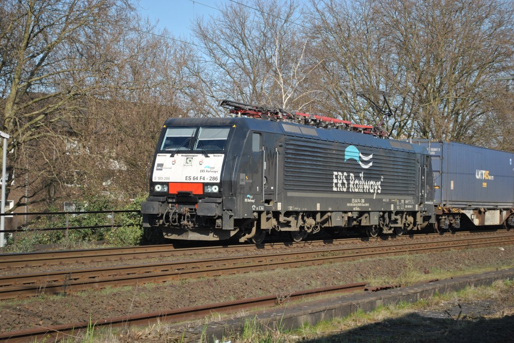 Am 27. Mrz 2011 fhrt ES 64 F4-286 mit einem Gterzug durch Duisburg-Meiderich Sd.