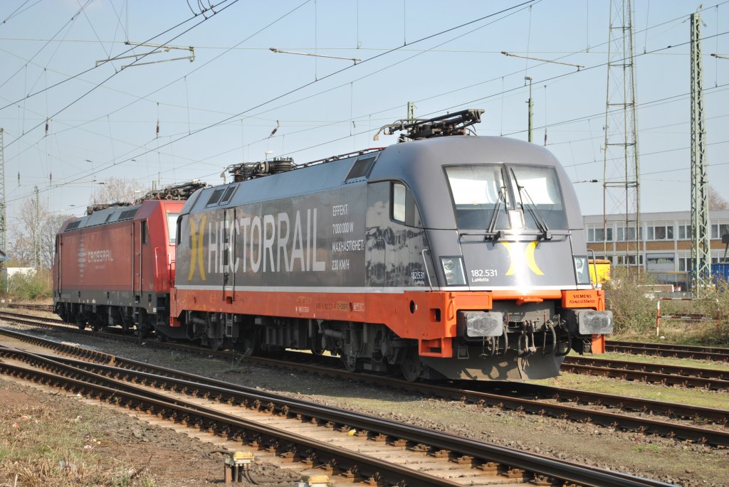 Am 27. Mrz 2011 steht 182.531 „LaMotta“ in Krefeld Hbf abgestellt. Dahinter steht eine 185 von Crossrail.
