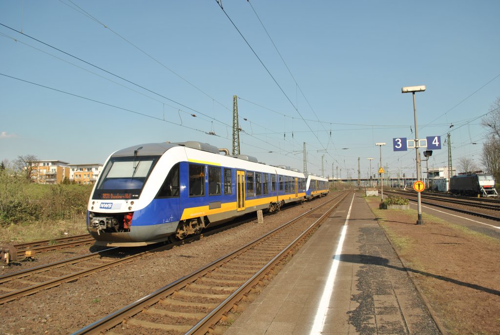 Am 27. Mrz 2011 verlassen VT 564 (vorderer Zugteil) und VT 560 (hinterer Zugteil) Rheinhausen als RB31 nach Duisburg Hbf.