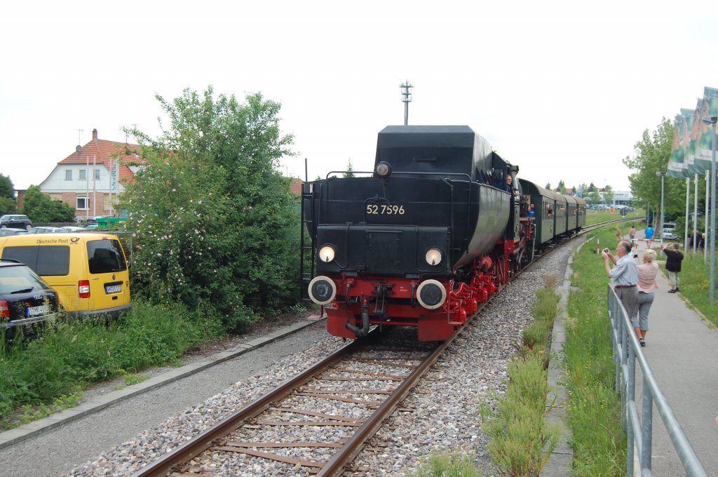 Am 27. Mai 2012 fhrt 52 7596 als  Feuriger Elias  auf der Schnbuchbahn in Holzgerlingen

