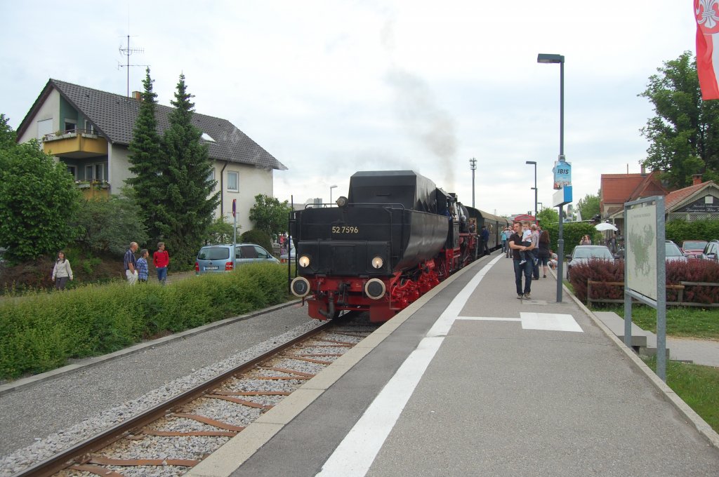 Am 27. Mai 2012 fhrt 52 7596 als  Feuriger Elias  auf der Schnbuchbahn in Holzgerlingen


