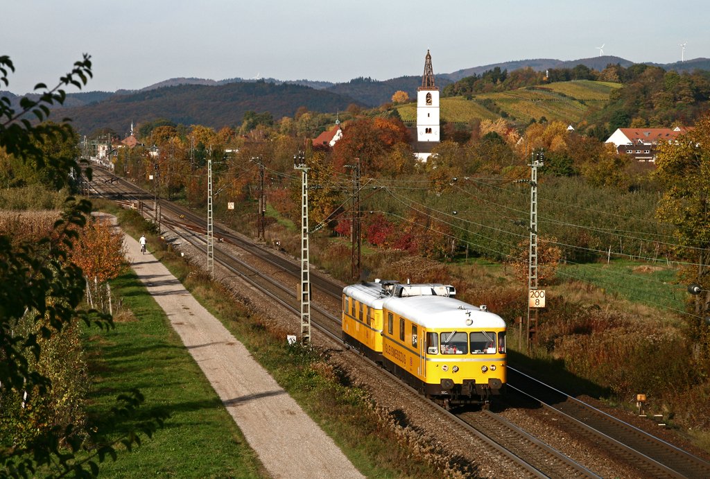 Am 27. Oktober 2009 ist 726 003 mit einem 725 bei Denzlingen auf der Rheintalbahn unterwegs in Richtung Freiburg.