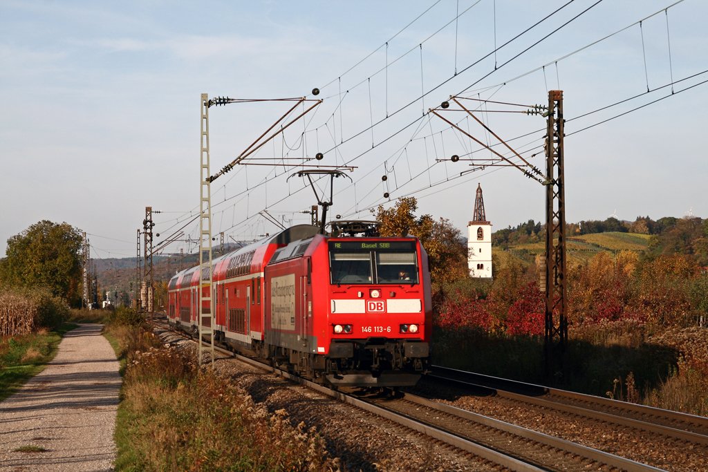 Am 27. Oktober 2009 beschleunigt die Freiburger 146 113 den RE 5175 von Offenburg nach Basel SBB aus dem Bahnhof von Denzlingen in Richtung Freiburg.