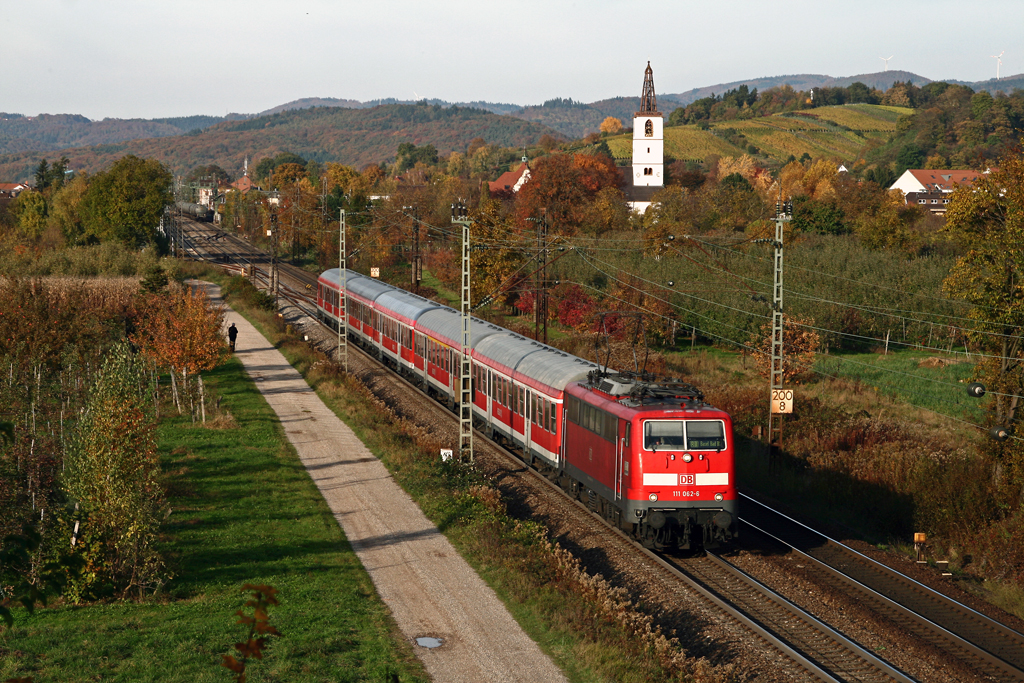 Am 27. Oktober 2009 beschleunigt beschleunigt die Freiburger 111 062 die RB 31109 von Offenburg nach Basel Badischer Bahnhof nach dem Zwischenhalt in Denzlingen in Richtung Freiburg.