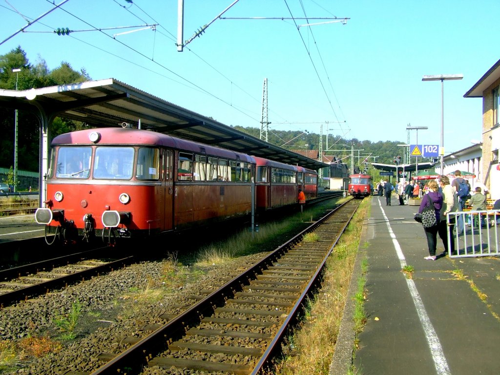 Am 27. Sept. 2009 feierte die Hellertalbahn ihr 10-jhriges Bestehen. Aus diesem Anlass verkehrten nochmals die roten Schienenbusse VT 98 (DB 798), der Oberhessischen Eisenbahnfreunde, mit Sonderfahrplan auf der Strecke zwischen Betzdorf und Dillenburg (KBS462). Hier im Bahnhof Betzdorf war es nochmal wie in den frhen 1990er-Jahren.