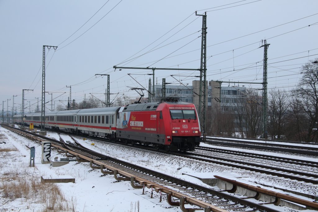 Am 27.01.13 hat es 101 109-7 mit ihrem IC 146 nach Amsterdam Centraal nicht mehr weit bis zum nchsten Halt Berlin-Spandau. Aufgenommen in Berlin Stresow