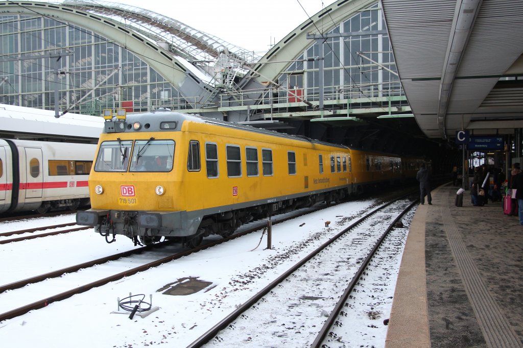 Am 27.01.13 steht der Fahrwegmesszug 719 001/501 am Berliner Ostbahnhof zur Abfahrt bereit.