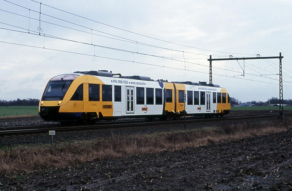 Am 27.01.2002 war um 11.02 Uhr dieser Syntus Triebwagen bei Borne auf 
dem Weg nach Almelo. Damals gehrten diese Syntus Fahrzeuge gerade zum
neuen Erscheinungsbild und waren erst kurze Zeit im Einsatz.