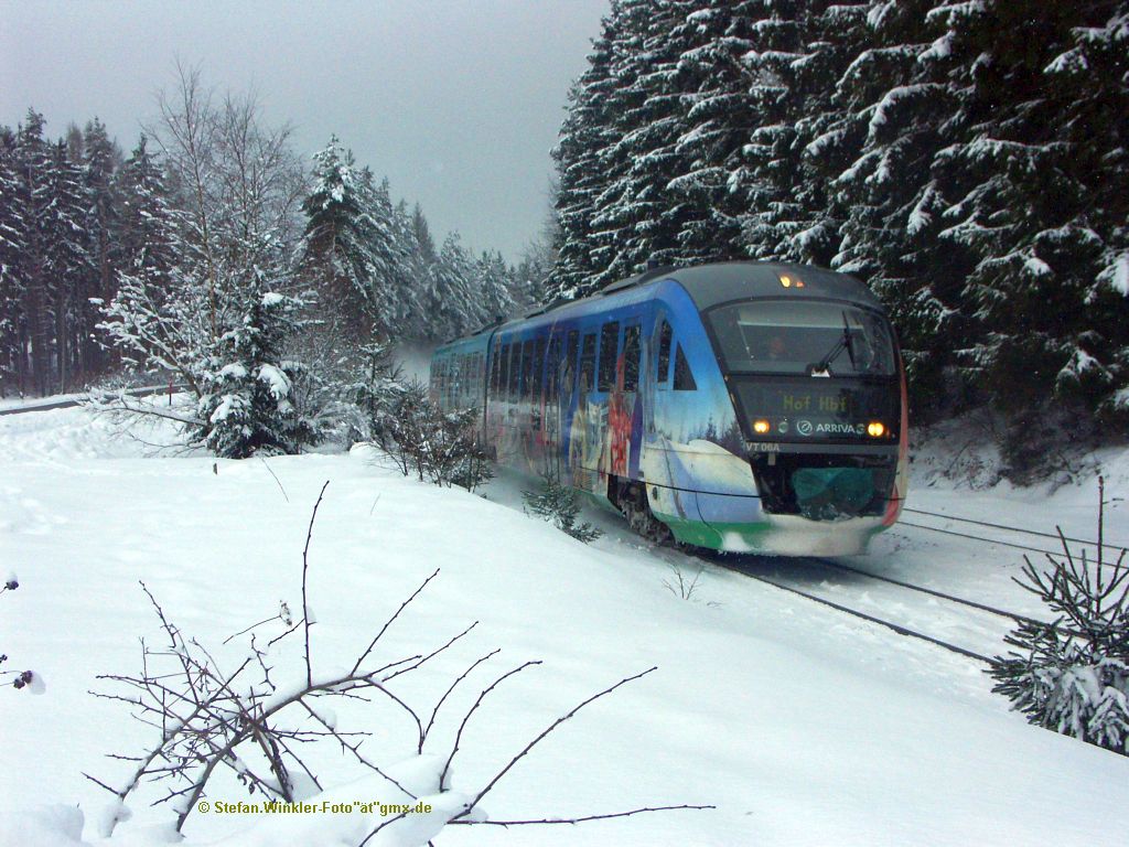 Am 27.01.2011 kommt der VT 06 mit der Vogtlandwerbung in winterlicher Landschaft bei Martinlamitz daher...