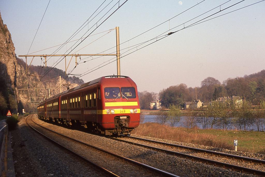 Am 27.03.1991 zhlte der rote Elektrotriebzug 348 noch zu den Neubaufahrzeugen
der SNCB. Hier ist der Zug bei Merches les Dames um 17.33 Uhr im letzen Tageslicht
in Richtung Namur unterwegs.