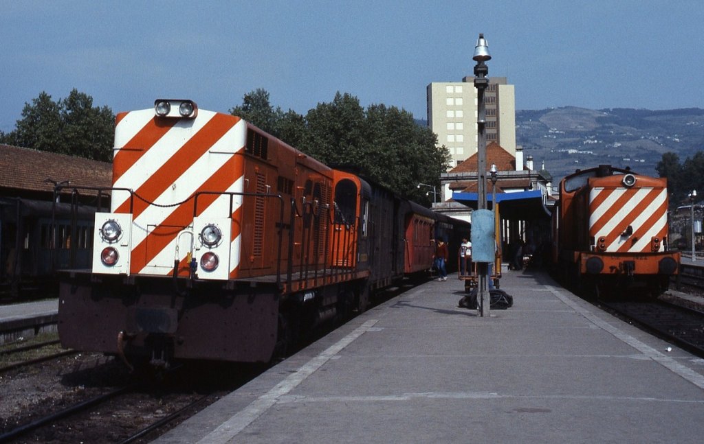 Am 27.04.1984 begegnen sich die Breitspurlokomotive 1422 und ihre Schmalspur-Kollegin der Reihe 9020 im Bahnhof Regua