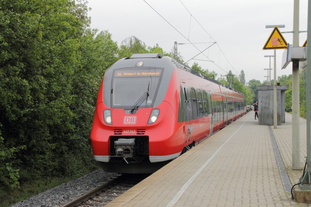 Am 27.05.13 ist 442 242 gerade als S 39643 aus Roth in Altdorf(b Nbg) angekommen, und wird in wenigen Minuten als S 39648 wieder zurck nach Roth abfahren. Als Ersatz fr eine schadhafte Lok der BR143 kam am 26.&27.05.13 ein Triebzug der BR442 auf der Nrnberger S2 zum Einsatz. 