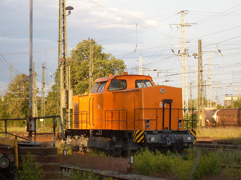 Am 27.05.2011 stand eine V100 mit der Nummer 64 in Stendal. Vermute mal es handelt sich um eine EKO Lok (293).