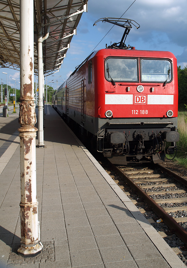 Am 27.05.2013 steht 112 188 im Bahnhof Wismar bereit, um den RE 4383 nach Ludwigslust zu schieben. Die Linie RE 7, zu der dieser Zug gehrt, wird derzeit von der DB mit lokbestannten Zgen bedient, die Linie RE 2 nach Cottbus (ber Berlin) ist dagegen in der Hand der ODEG mit ihren ET 445.