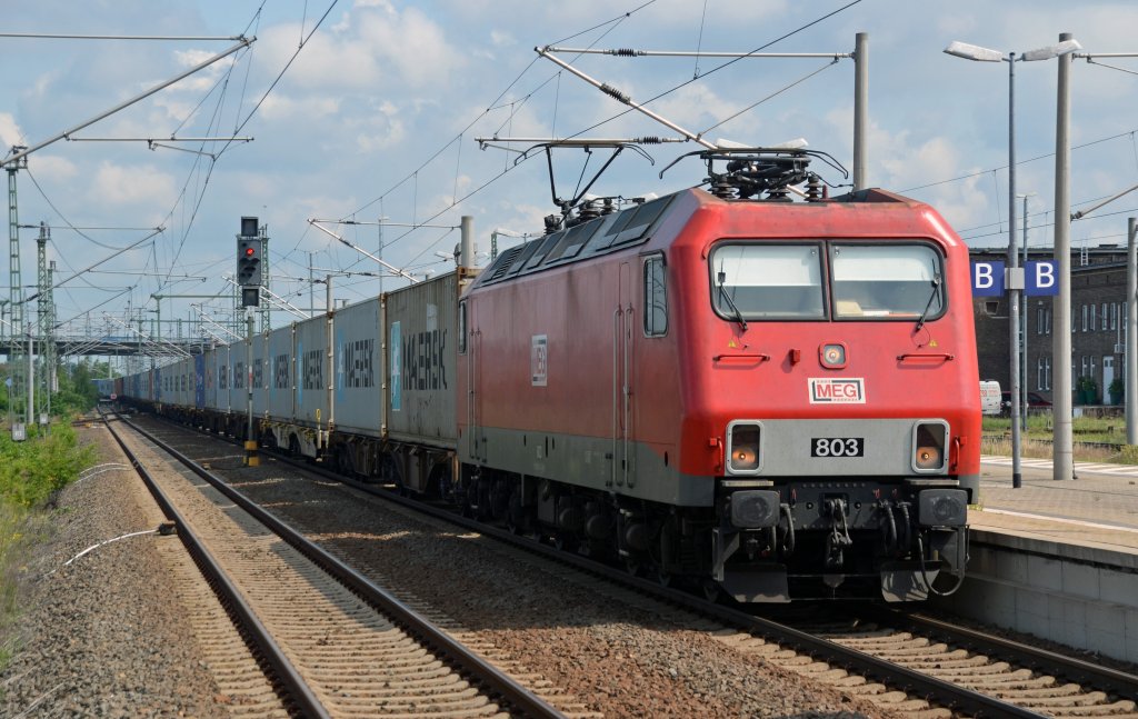 Am 27.06.13 rollte MEG 803 mit einem langen Containerzug durch Bitterfeld Richtung Delitzsch.