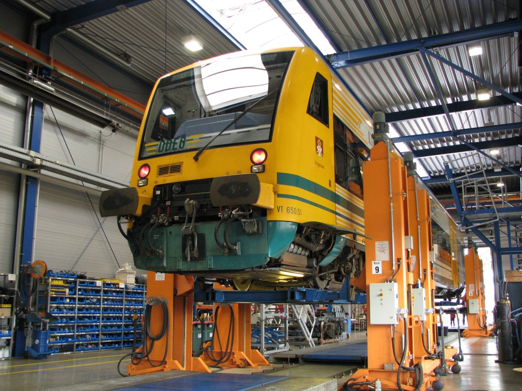 Am 27.06.2009 konnte man am Tag der offenen Tr in Parchim bei der ODEG auch solche Bilder machen wie hier ein TW Regioshuttel auf der Hebebhne.