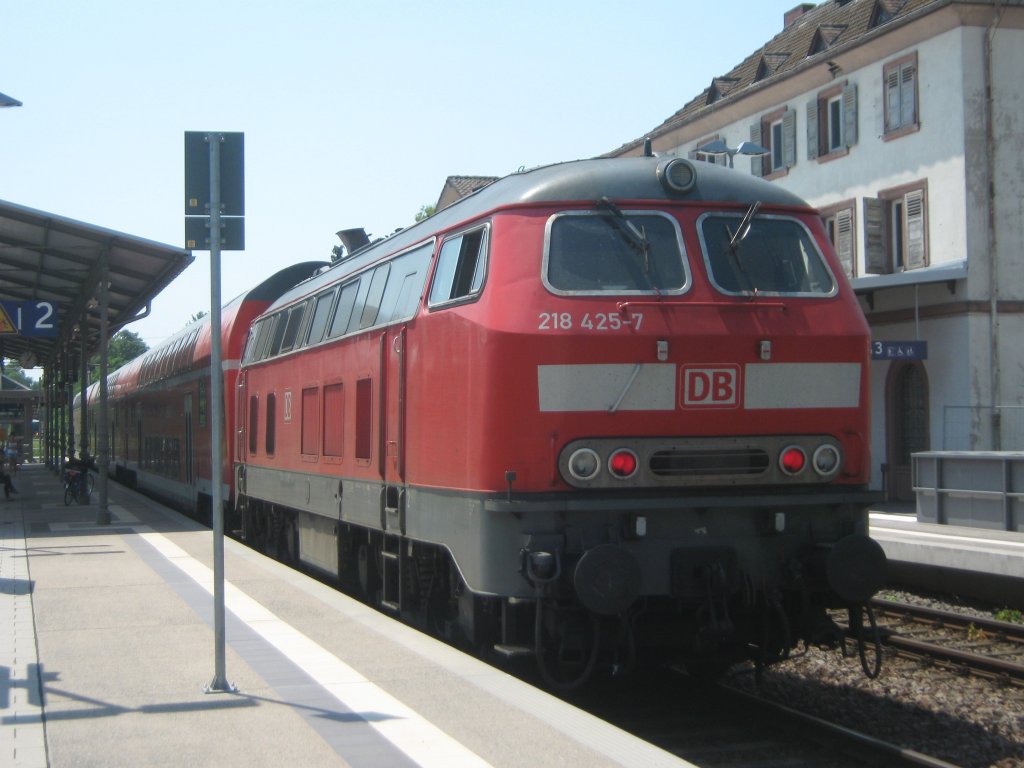 Am 27.06.2010 wartete 218 425-7 in Winden (Pfalz) auf die Abfahrt nach Wissembourg.