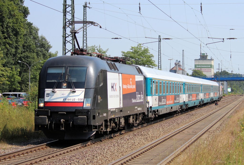 Am 27.07.2012 durchfhrt der  HKX  auf den Weg nach Kln, Planmssig den Bf Tostedt. Zuglok ist die MRCE - ES 64 U2-030 und am Zugende die MRCE - ES 64 U2-026.