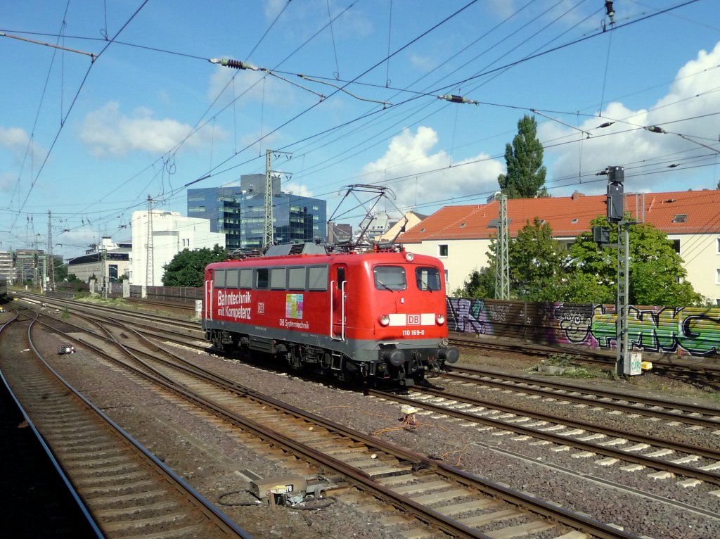 Am 27.08.2012 ist 110 169 [9180 6 110 169-0 D-DB] von DB Systemtechnik unterwegs von Hannover Hbf in Richtung Lehrte.