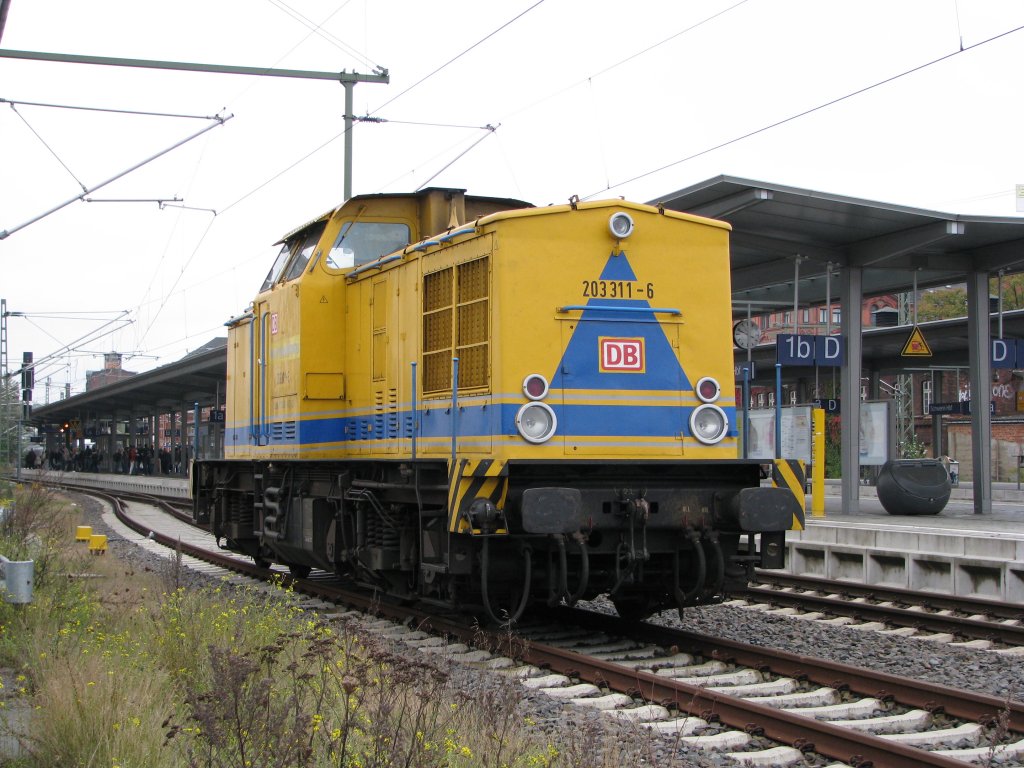 Am 27.09.2010 war eine Diesellok der Baureihe 203 311 der DB Netz im Bahnhof von Schwerin HBF abgestellt