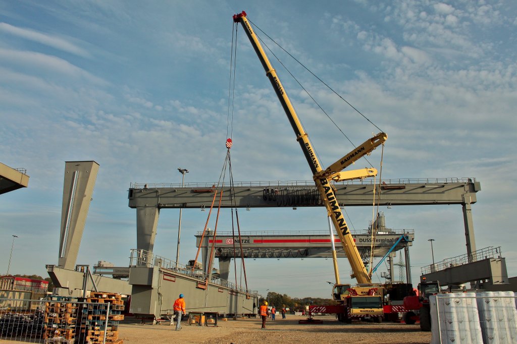 Am 27.10.2011 wird in Kln Eifeltor ein neuer Portalkran montiert, der ber 4 Umschlaggleise reicht. Auf der selben Kranbahn steht etwas weiter hinten ein weiterer neuer Portalkran. Nach Fertigstellung dieser Umschlaganlage verfgt das DUSS-Terminal Kln Eifeltor (Deutsche Umschlaggesellschaft Schiene–Strae mbH) ber drei Kranbahnen und zhlt zu den wichtigsten Umschlaganlagen des Kombi-Verkehrs in Europa.
