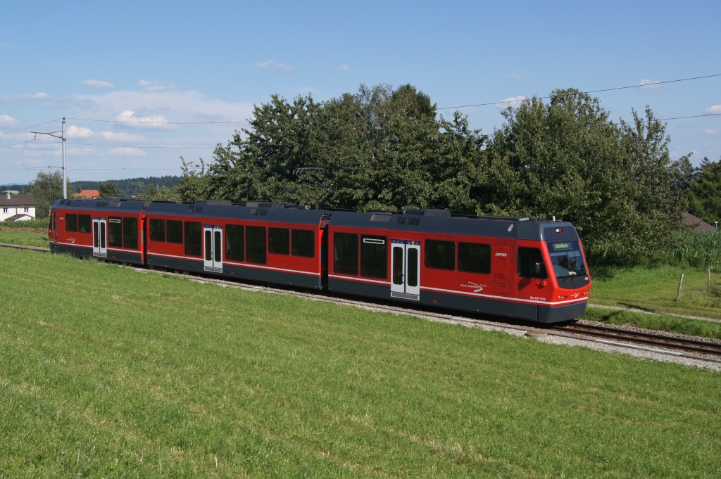 Am 2.7.11 verlsst der Be 4/8 111 Wiedlisbach in Richtung Solothurn.