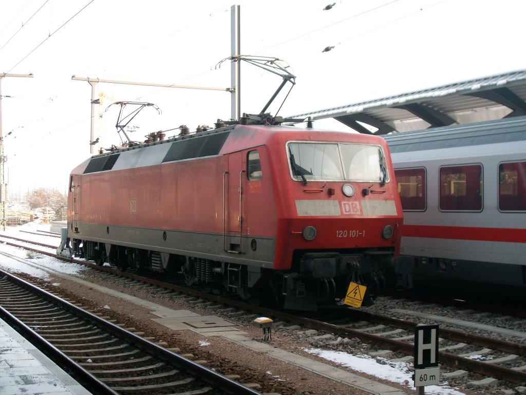 Am 27.11.2010 stand diese BR 120 101-1 im neuen Erfurter Hbf.