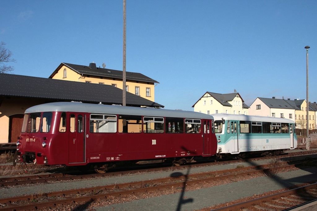 Am 27.11.2011 waren die nicht fr die Adventsfahrten auf der Wisentatalbahn bentigten 972 771 + 772 367 im Bf Schnberg abgestellt.