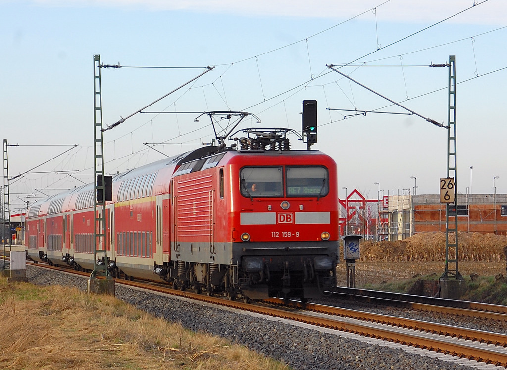 Am 27.1.2012 zieht die 112 159-9 einen RE7 Zug nach Kln.